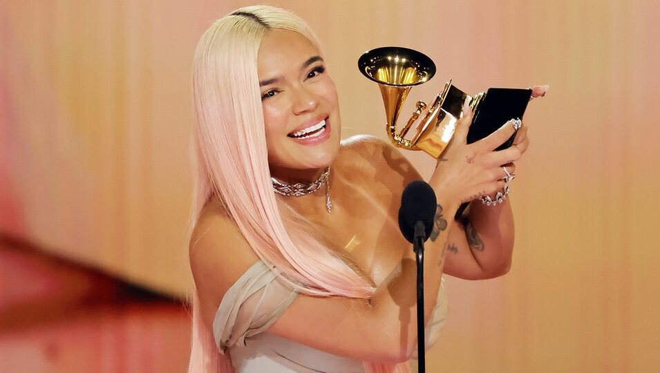 Karol G recoge su premio en los Grammy 2024