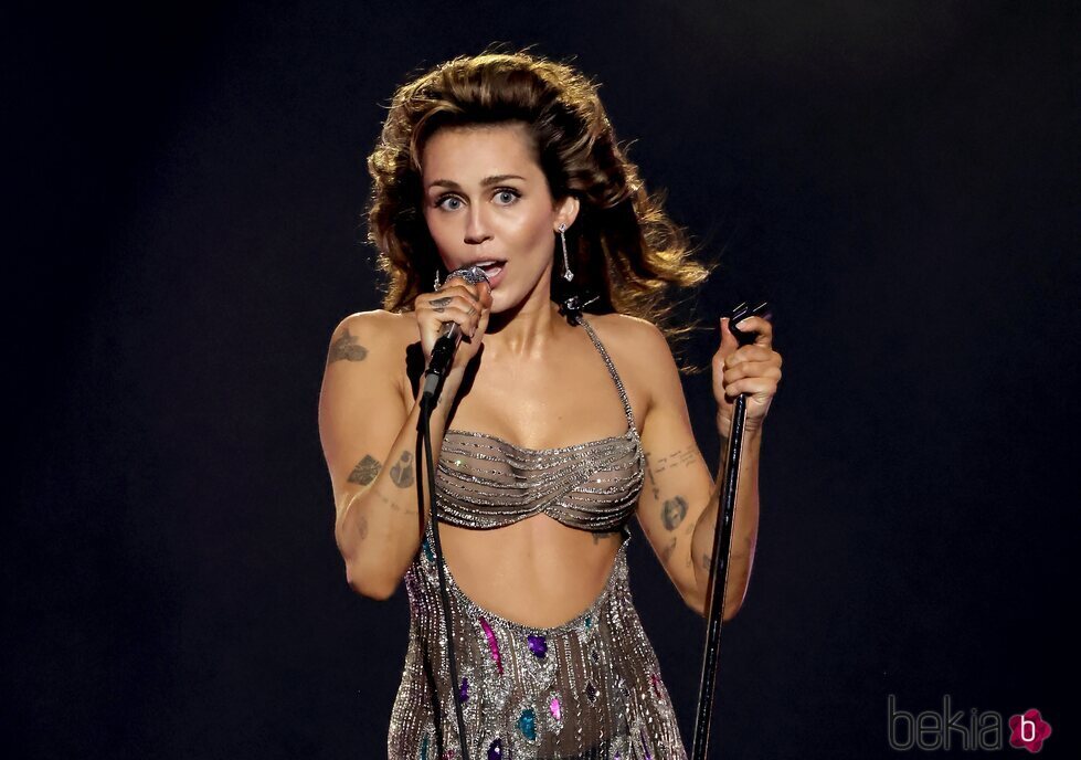 Miley Cyrus durante su actuación en los Premios Grammy 2024