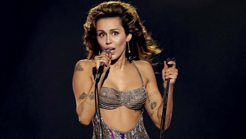 Miley Cyrus durante su actuación en los Premios Grammy 2024