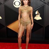 Miley Cyrus en la alfombra roja de los Premios Grammy 2024