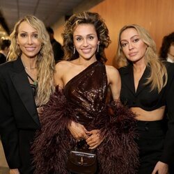 Tish, Miley y Brandi Cyrus en los Premios Grammy 2024