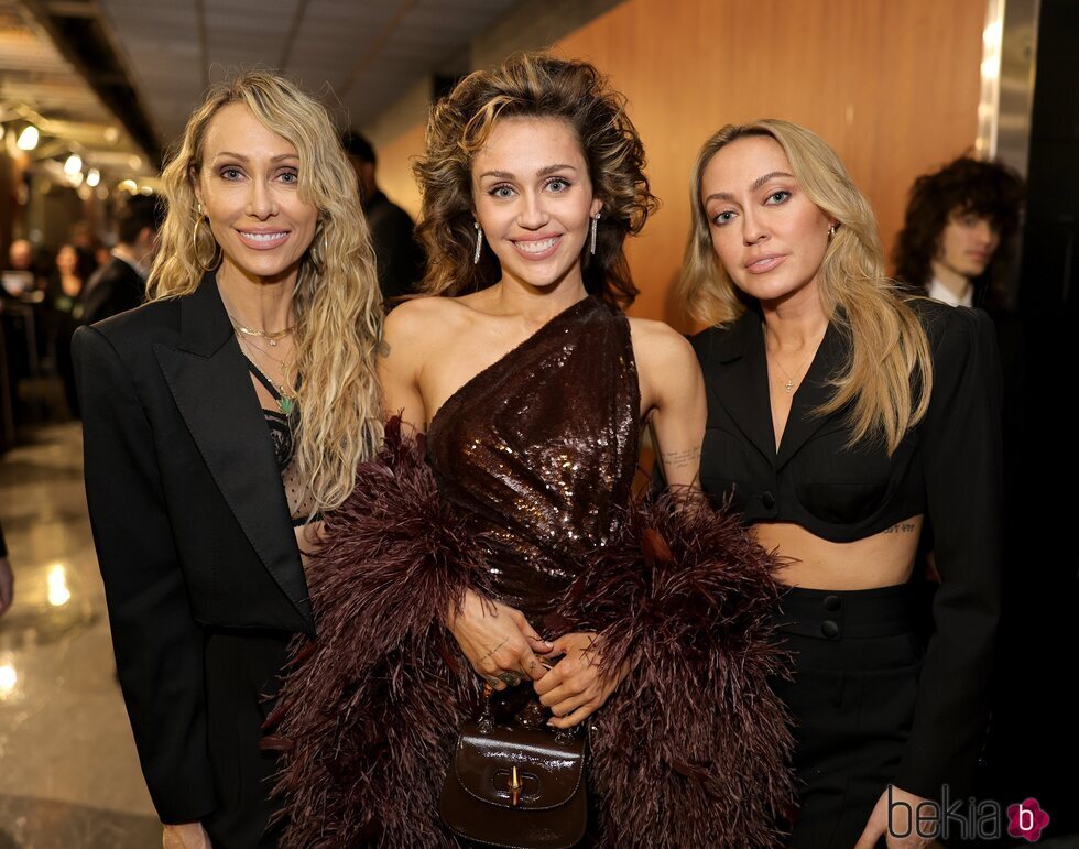 Tish, Miley y Brandi Cyrus en los Premios Grammy 2024