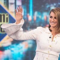 Penélope Cruz saludando en su entrada a 'El Hormiguero'