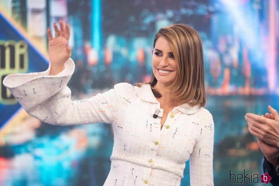 Penélope Cruz saludando en su entrada a 'El Hormiguero'