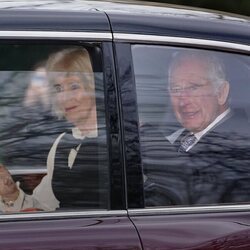 Los Reyes Carlos y Camilla saliendo de Clarence House tras conocerse el diagnóstico de cáncer