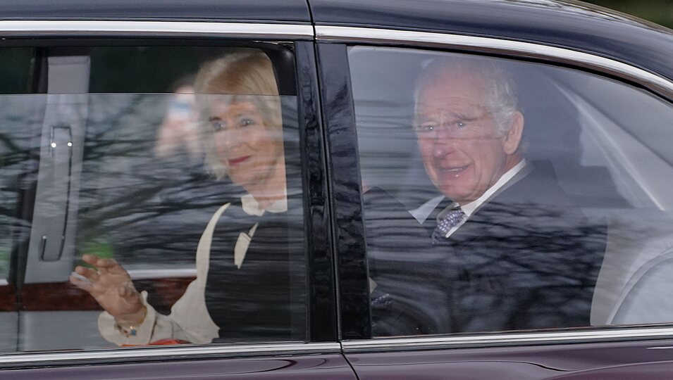 Los Reyes Carlos y Camilla saliendo de Clarence House tras conocerse el diagnóstico de cáncer