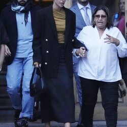 Joana Sanz y la madre de Dani Alves saliendo de la Audiencia de Barcelona durante el juicio contra el jugador