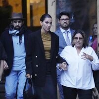 Joana Sanz y la madre de Dani Alves saliendo de la Audiencia de Barcelona durante el juicio contra el jugador