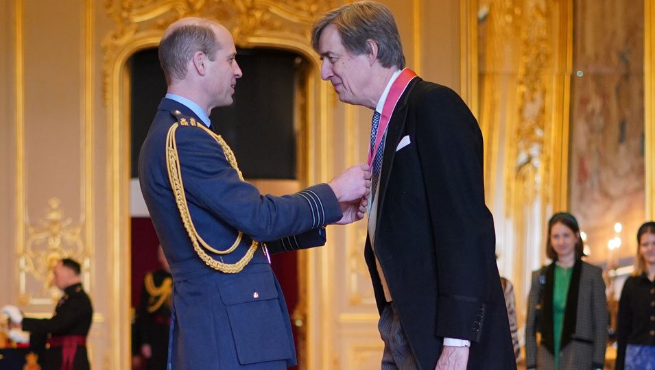 El Príncipe Guillermo condecorando a Edward Harley en Windsor Castle