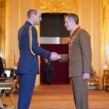 El Príncipe Guillermo condecorando a Tobias Lambert en Windsor Castle