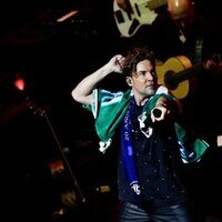 David Bisbal cubierto de banderas en el concierto de Los 40 Básico Santander