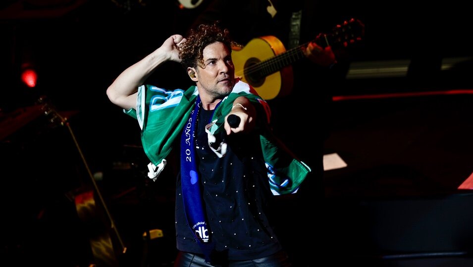 David Bisbal cubierto de banderas en el concierto de Los 40 Básico Santander