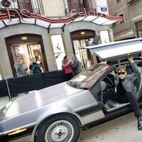 David Bisbal llegando a su concierto Los 40 Básico Santander en un DeLorean