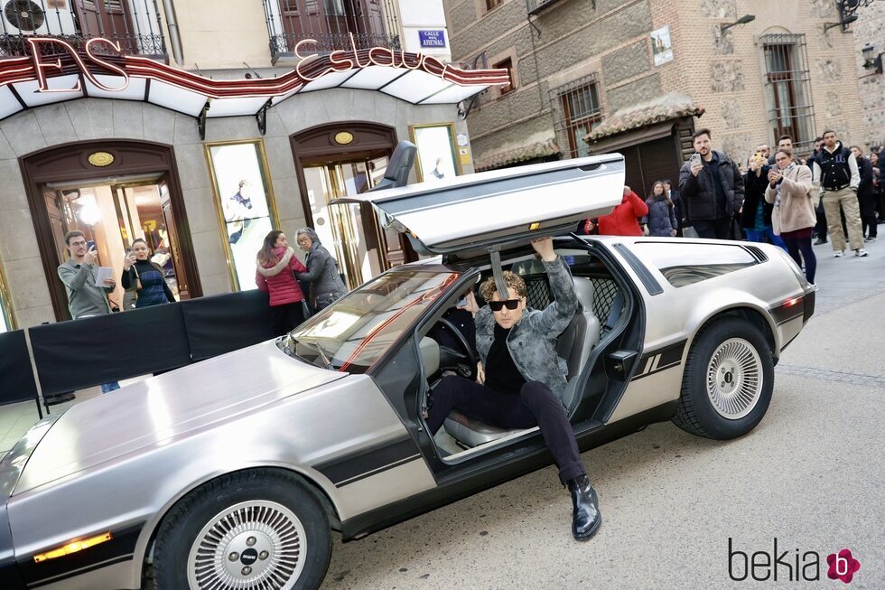 David Bisbal llegando a su concierto Los 40 Básico Santander en un DeLorean