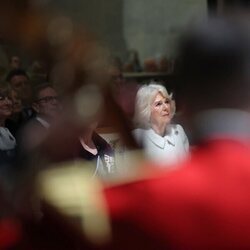 La Reina Camilla con gesto serio en un concierto en la Catedral de Salisbury