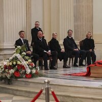 Filiberto de Saboya y sus primos en la capilla ardiente de Víctor Manuel de Saboya