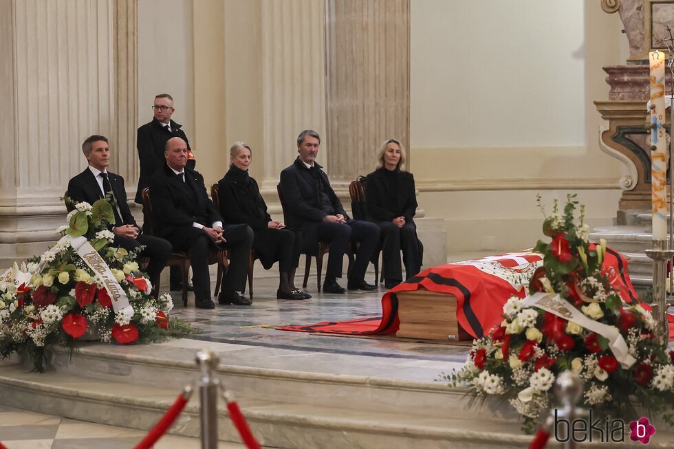 Filiberto de Saboya y sus primos en la capilla ardiente de Víctor Manuel de Saboya