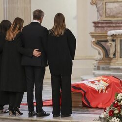 Filiberto de Saboya y Clotilde Courau y sus hijas Vittoria y Luisa de Saboya ante el féretro de Víctor Manuel de Saboya