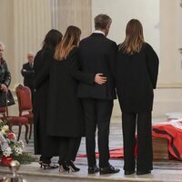 Filiberto de Saboya y Clotilde Courau y sus hijas Vittoria y Luisa de Saboya ante el féretro de Víctor Manuel de Saboya