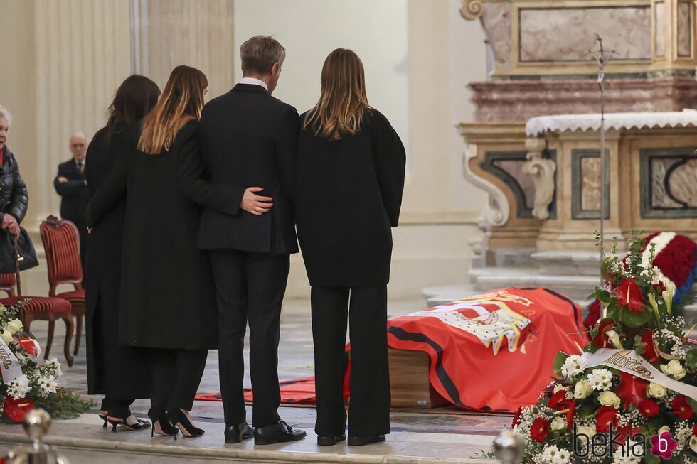 Filiberto de Saboya y Clotilde Courau y sus hijas Vittoria y Luisa de Saboya ante el féretro de Víctor Manuel de Saboya