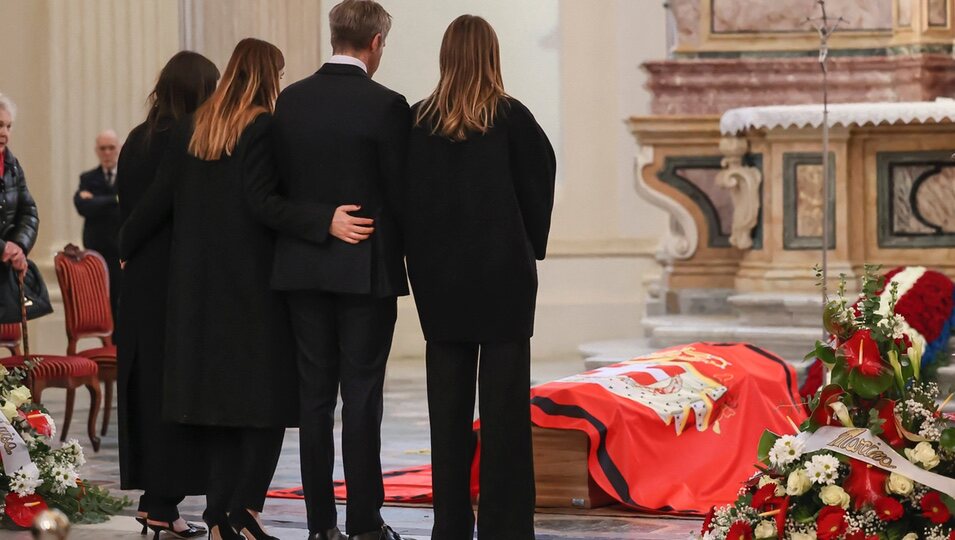 Filiberto de Saboya y Clotilde Courau y sus hijas Vittoria y Luisa de Saboya ante el féretro de Víctor Manuel de Saboya