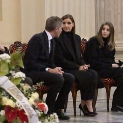 Filiberto de Saboya con su mujer y sus hijas Vittoria y Luisa de Saboya en la capilla ardiente de Víctor Manuel de Saboya