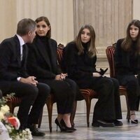 Filiberto de Saboya con su mujer y sus hijas Vittoria y Luisa de Saboya en la capilla ardiente de Víctor Manuel de Saboya