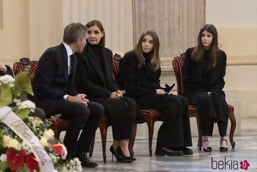 Filiberto de Saboya con su mujer y sus hijas Vittoria y Luisa de Saboya en la capilla ardiente de Víctor Manuel de Saboya