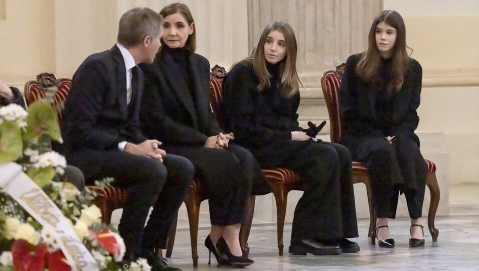 Filiberto de Saboya con su mujer y sus hijas Vittoria y Luisa de Saboya en la capilla ardiente de Víctor Manuel de Saboya