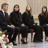 Filiberto de Saboya y Clotilde Courau y sus hijas Vittoria y Luisa de Saboya en la capilla ardiente de Víctor Manuel de Saboya