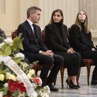 Filiberto de Saboya y Clotilde Courau y sus hijas Vittoria y Luisa de Saboya en la capilla ardiente de Víctor Manuel de Saboya