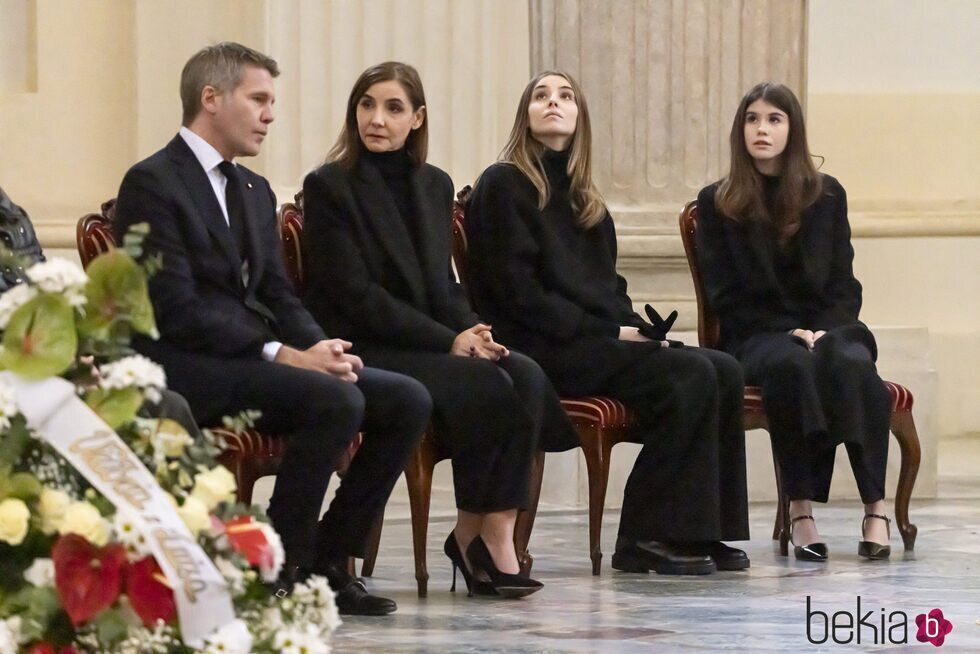 Filiberto de Saboya y Clotilde Courau y sus hijas Vittoria y Luisa de Saboya en la capilla ardiente de Víctor Manuel de Saboya