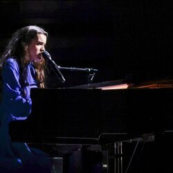 Amaia Romero durante su actuación en la gala de los Premios Goya 2024