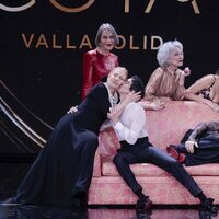 Las actrices de 'Todo sobre mi madre', Almodóvar y los Javis, en los Goya 2024