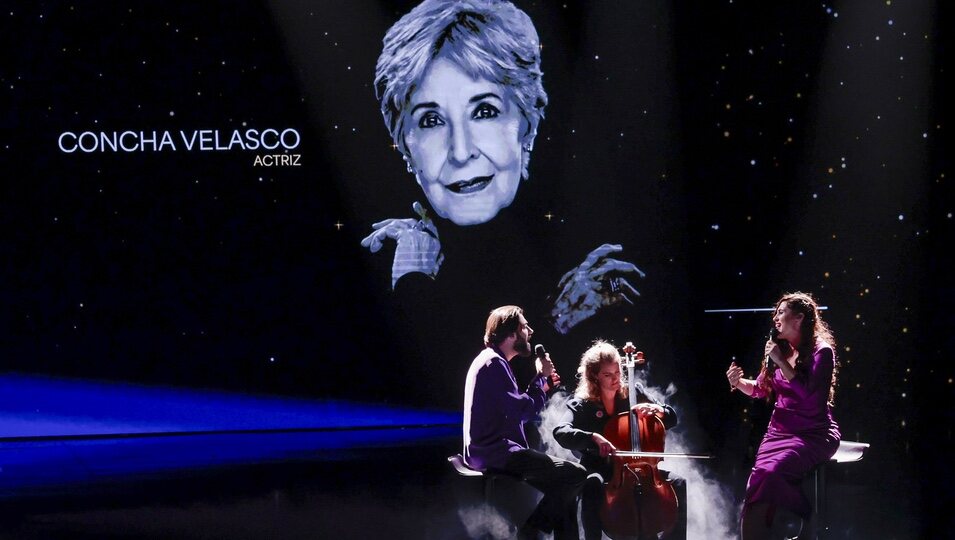 Salvador Sobral y Sílvia Pérez Cruz cantando en el In Memoriam de los Goya 2024