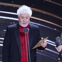 Pedro Almodóvar y Penélope Cruz en la entrega del último premio en los Goya 2024