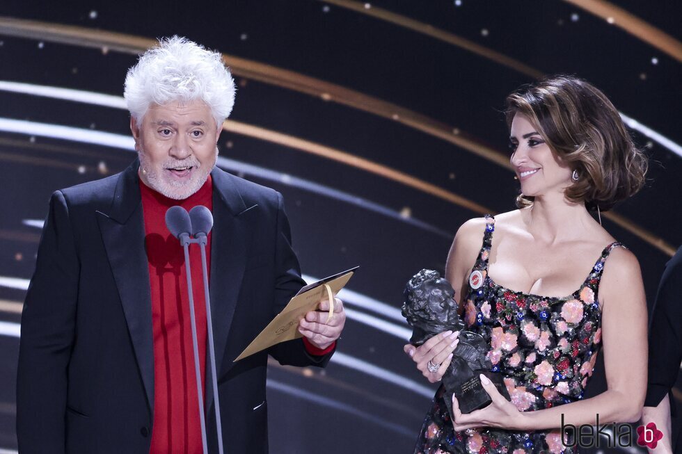 Pedro Almodóvar y Penélope Cruz en la entrega del último premio en los Goya 2024