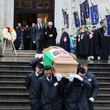 El féretro de Víctor Manuel de Saboya seguido de Marina Doria y Filiberto de Saboya en el funeral de Víctor Manuel de Saboya