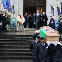 El féretro de Víctor Manuel de Saboya seguido de Marina Doria y Filiberto de Saboya en el funeral de Víctor Manuel de Saboya