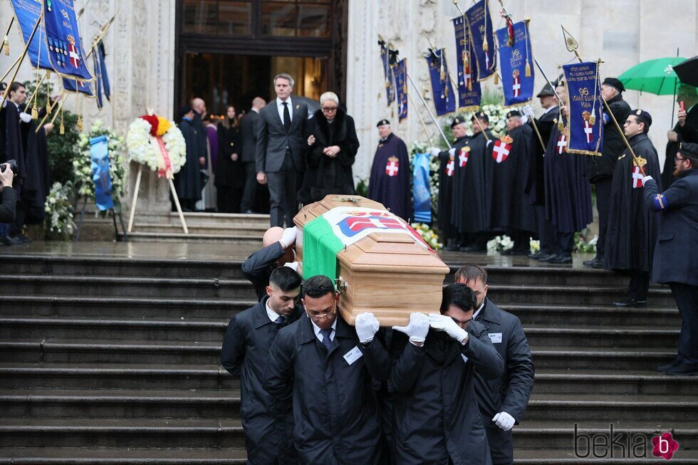 El féretro de Víctor Manuel de Saboya seguido de Marina Doria y Filiberto de Saboya en el funeral de Víctor Manuel de Saboya