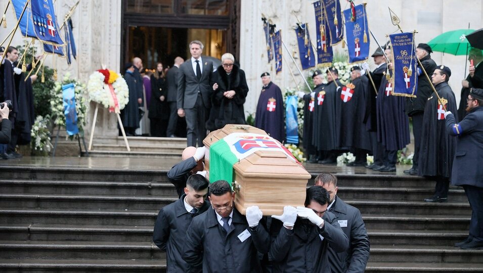 El féretro de Víctor Manuel de Saboya seguido de Marina Doria y Filiberto de Saboya en el funeral de Víctor Manuel de Saboya