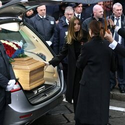 Clotilde Courau y Vittoria de Saboya ante el féretro de Víctor Manuel de Saboya en el funeral de Víctor Manuel de Saboya