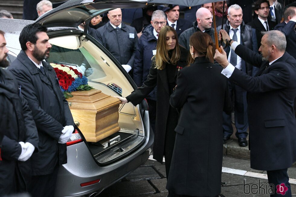 Clotilde Courau y Vittoria de Saboya ante el féretro de Víctor Manuel de Saboya en el funeral de Víctor Manuel de Saboya