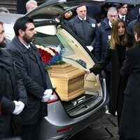 Clotilde Courau y Vittoria de Saboya ante el féretro de Víctor Manuel de Saboya en el funeral de Víctor Manuel de Saboya