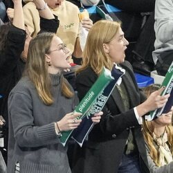 La Infanta Cristina y Johanna Zott animando a Pablo Urdangarin en un partido de balonmano del Granollers