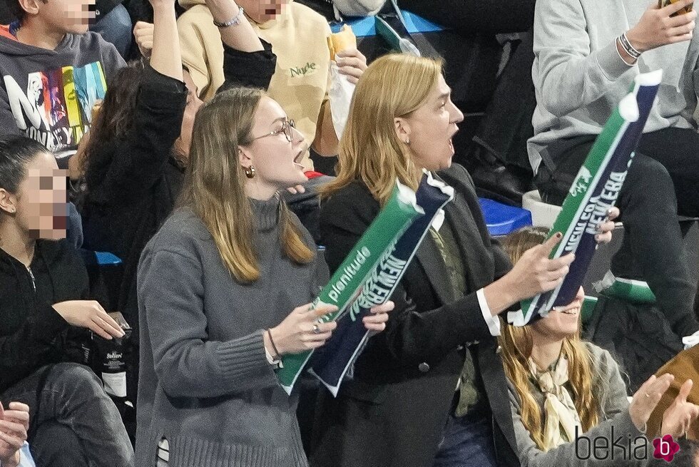 La Infanta Cristina y Johanna Zott animando a Pablo Urdangarin en un partido de balonmano del Granollers