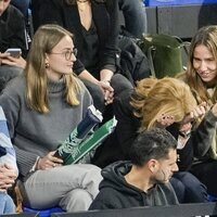 La Infanta Cristina se tapa la cara con las manos en un partido de balonmano de Pablo Urdangarin