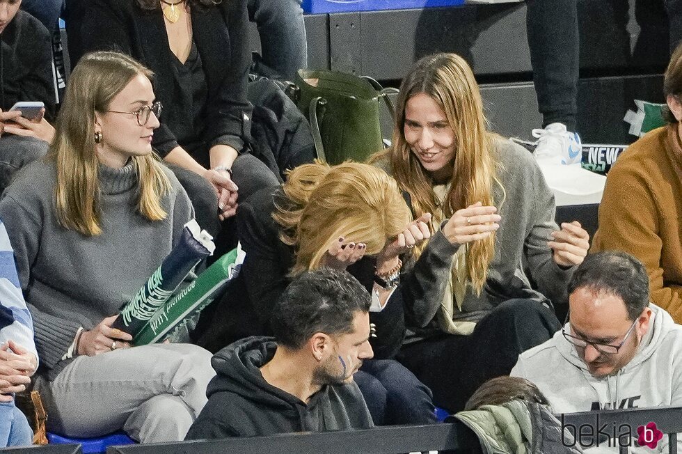 La Infanta Cristina se tapa la cara con las manos en un partido de balonmano de Pablo Urdangarin