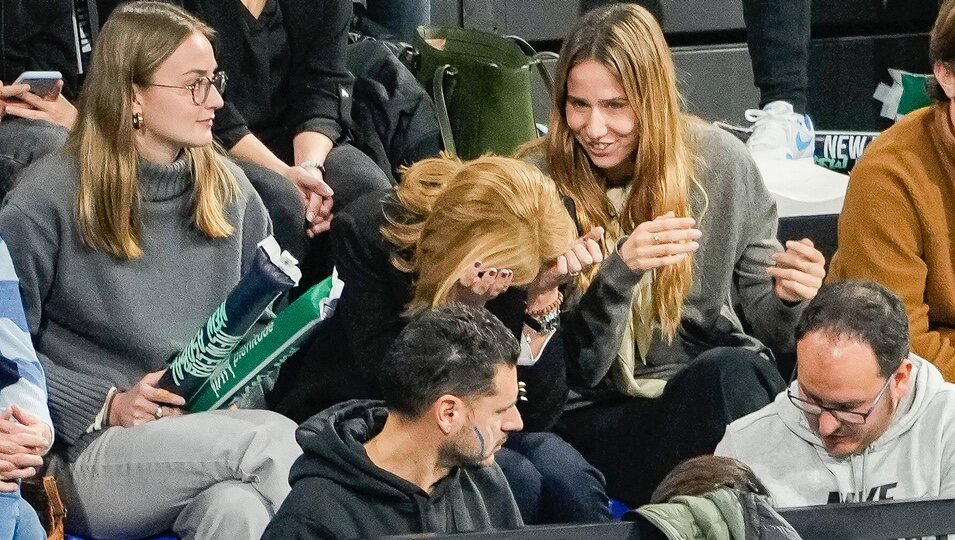 La Infanta Cristina se tapa la cara con las manos en un partido de balonmano de Pablo Urdangarin