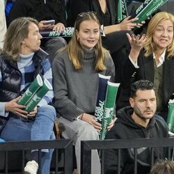 La Infanta Cristina, muy divertida junto a Johanna Zott en un partido de balonmano de Pablo Urdangarin 